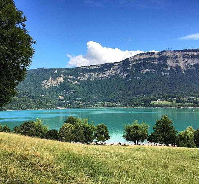 Le lac D'Aiguebelette #savoie #instatravel #lake #travel #travelblog #travelblogger #blogvoyage #lacdaiguebelette @savoiemontblanc #savoiemontblanc